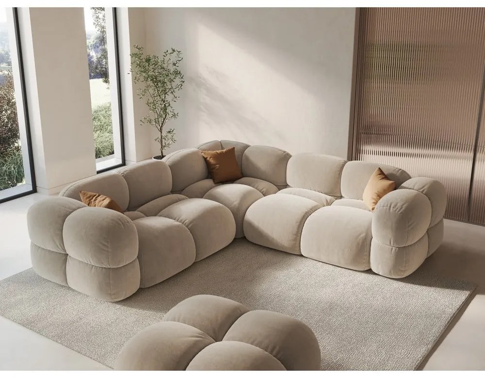 Beżowy aksamitny narożnik Loretto – Cosmopolitan Design
