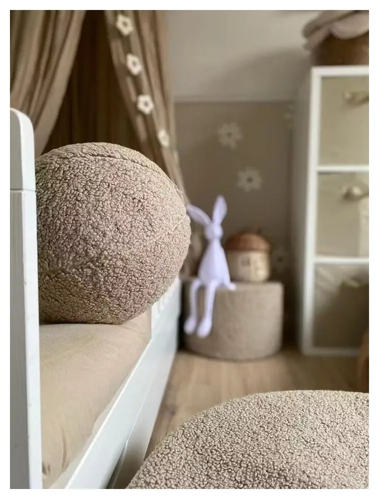 Jasnobrązowa poduszka na sofę dziecięcą z materiału bouclé Ball – Wigiwama