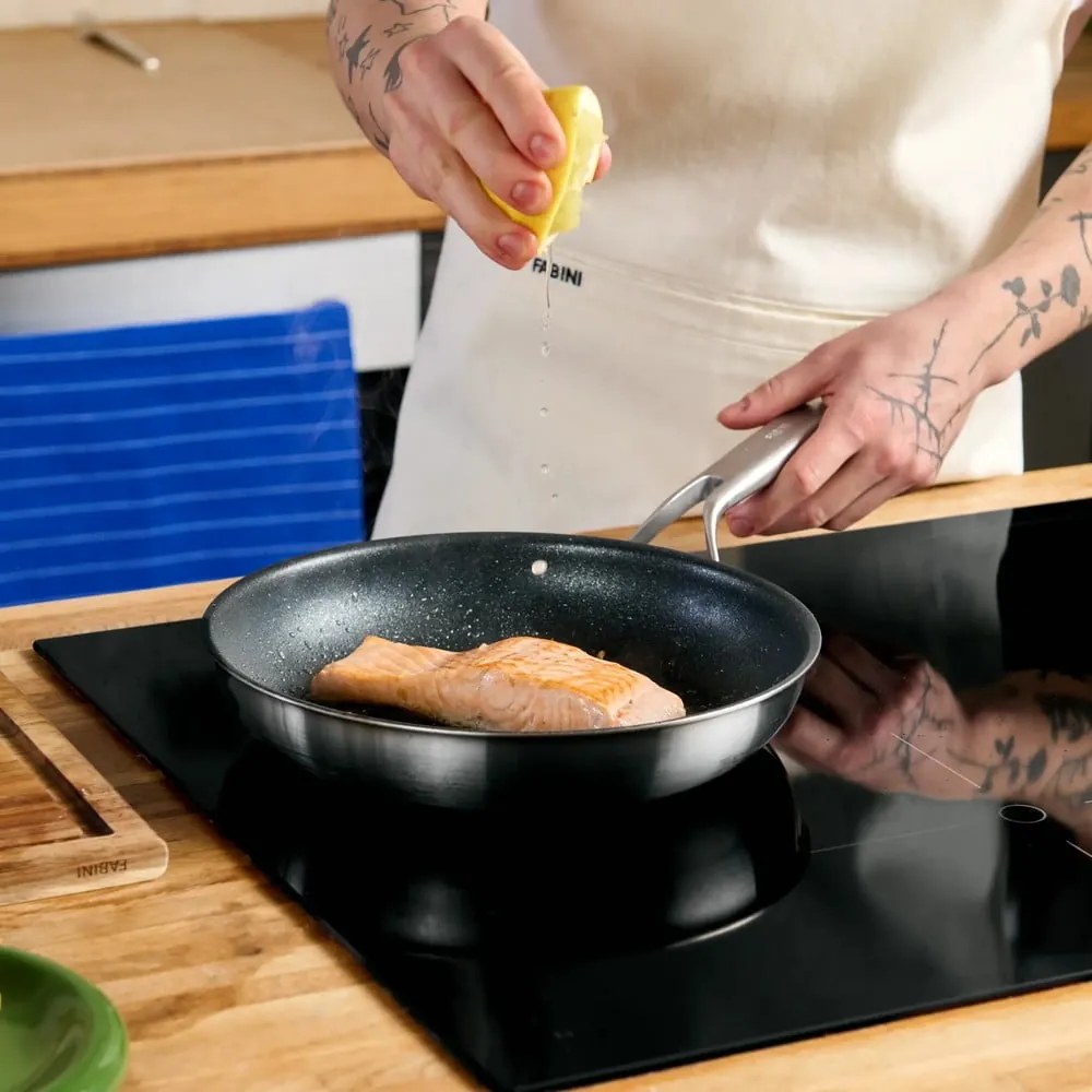 Patelnia ze stali nierdzewnej z powłoką nieprzywierającą ø 26 cm Lucca 3.0 – FABINI
