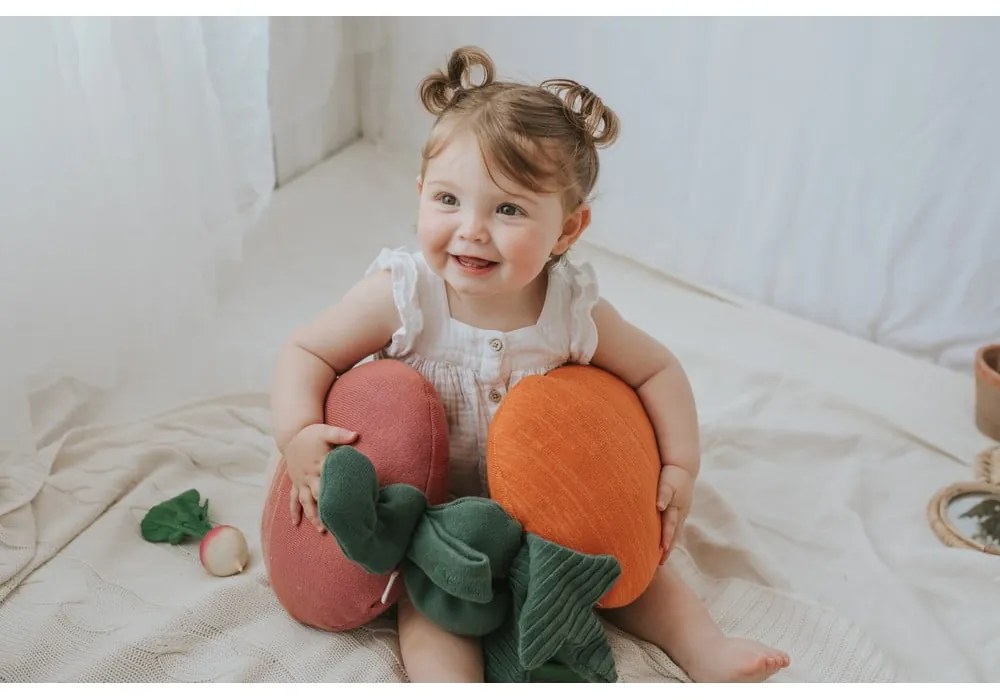 Poduszka dziecięca Cathy the Carrot – Lorena Canals