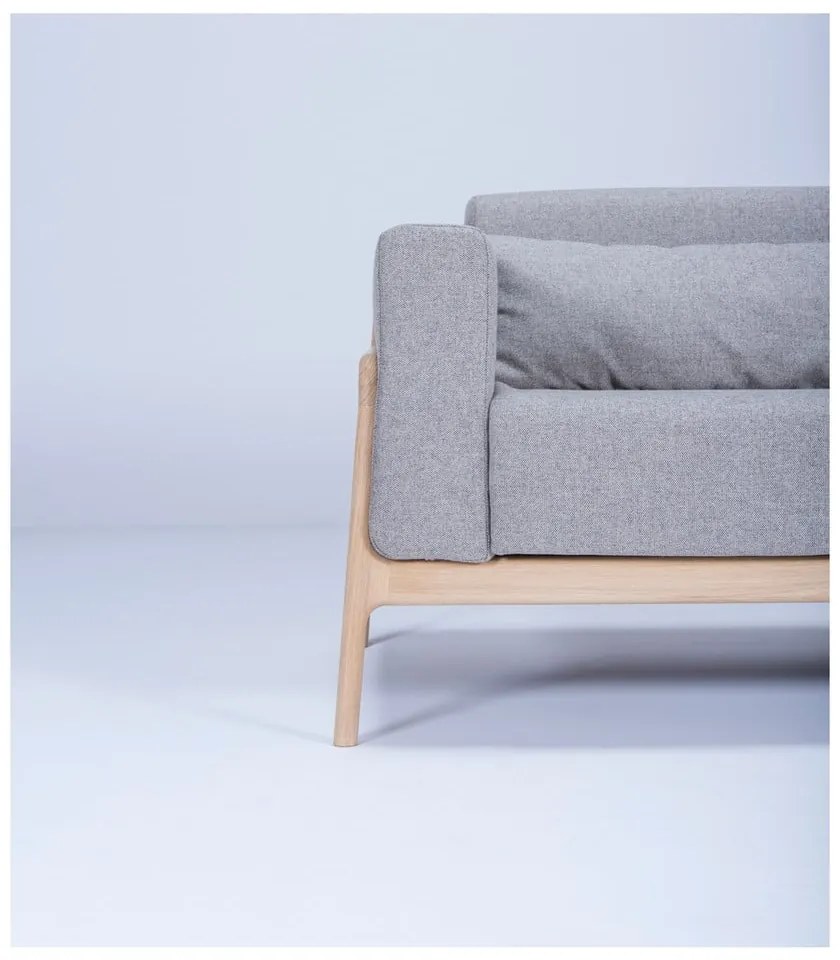 Szara sofa z konstrukcją z litego drewna dębowego Gazzda Fawn, 210 cm