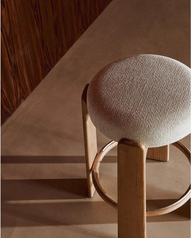 Beżowy/w jasnym naturalnym kolorze hoker z litego drewna jesionowego (wysokość siedziska 65 cm) Granite – Kave Home