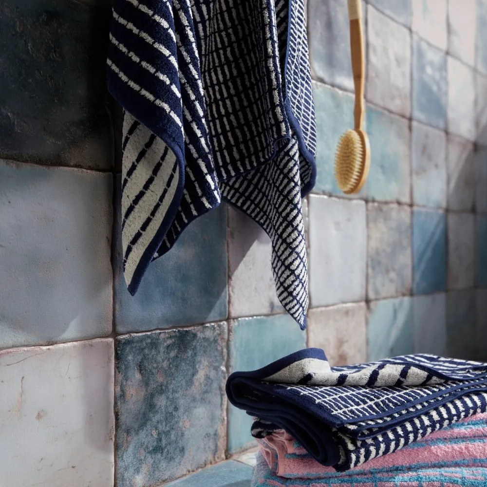 Biały/niebieski ręcznik kąpielowy z mieszanki bambusa frotte 70x140 cm Nuance – JUNA