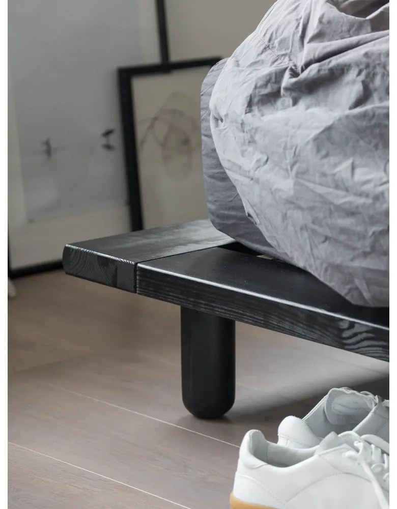 Czarne łóżko dwuosobowe z drewna sosnowego ze stelażem 140x200 cm Peek – Karup Design