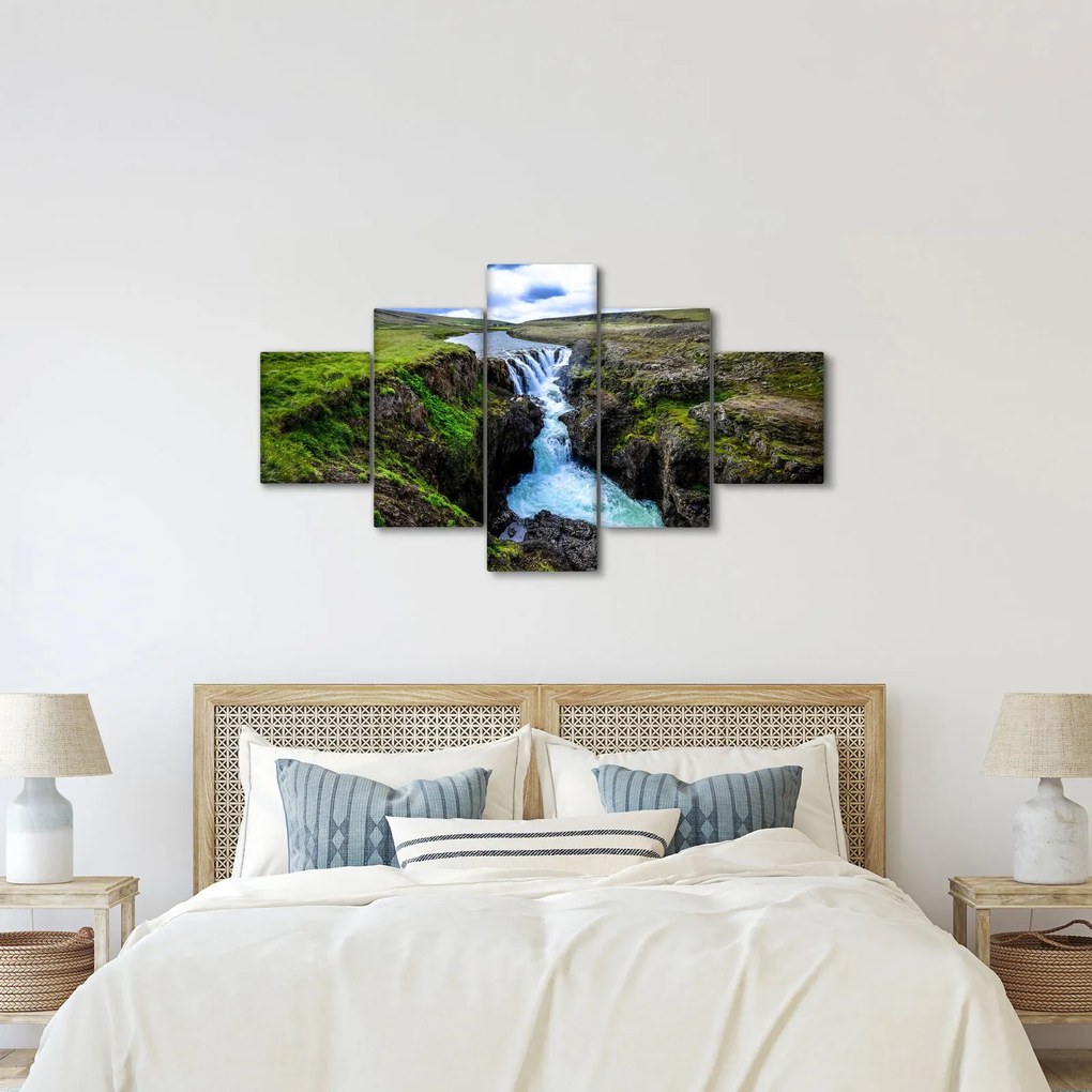 Obraz wodospadu między skałami (125x70 cm)