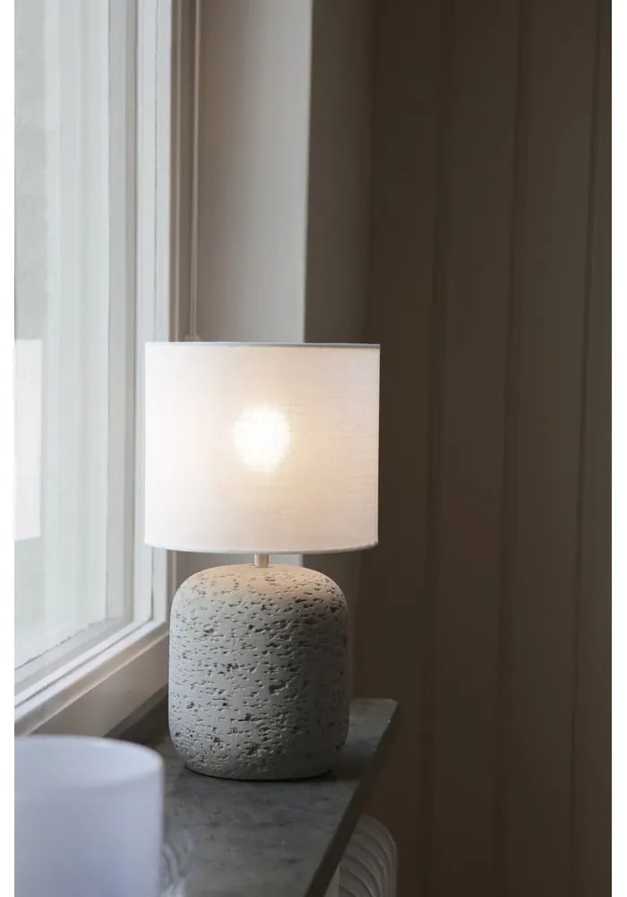 Szara lampa stołowa z tekstylnym kloszem (wysokość 33 cm) Montagna – Markslöjd