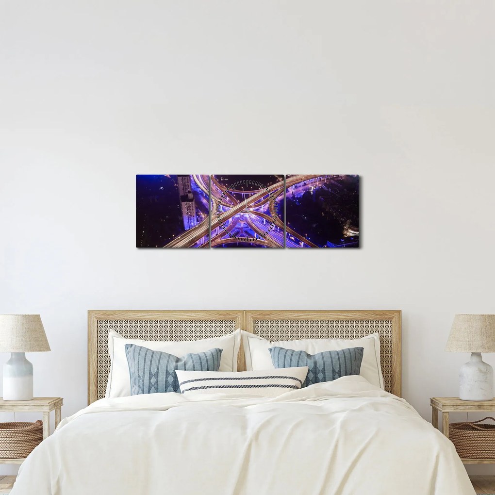 Obraz dużego skrzyżowania w nocy (z zegarem) (90x30 cm)