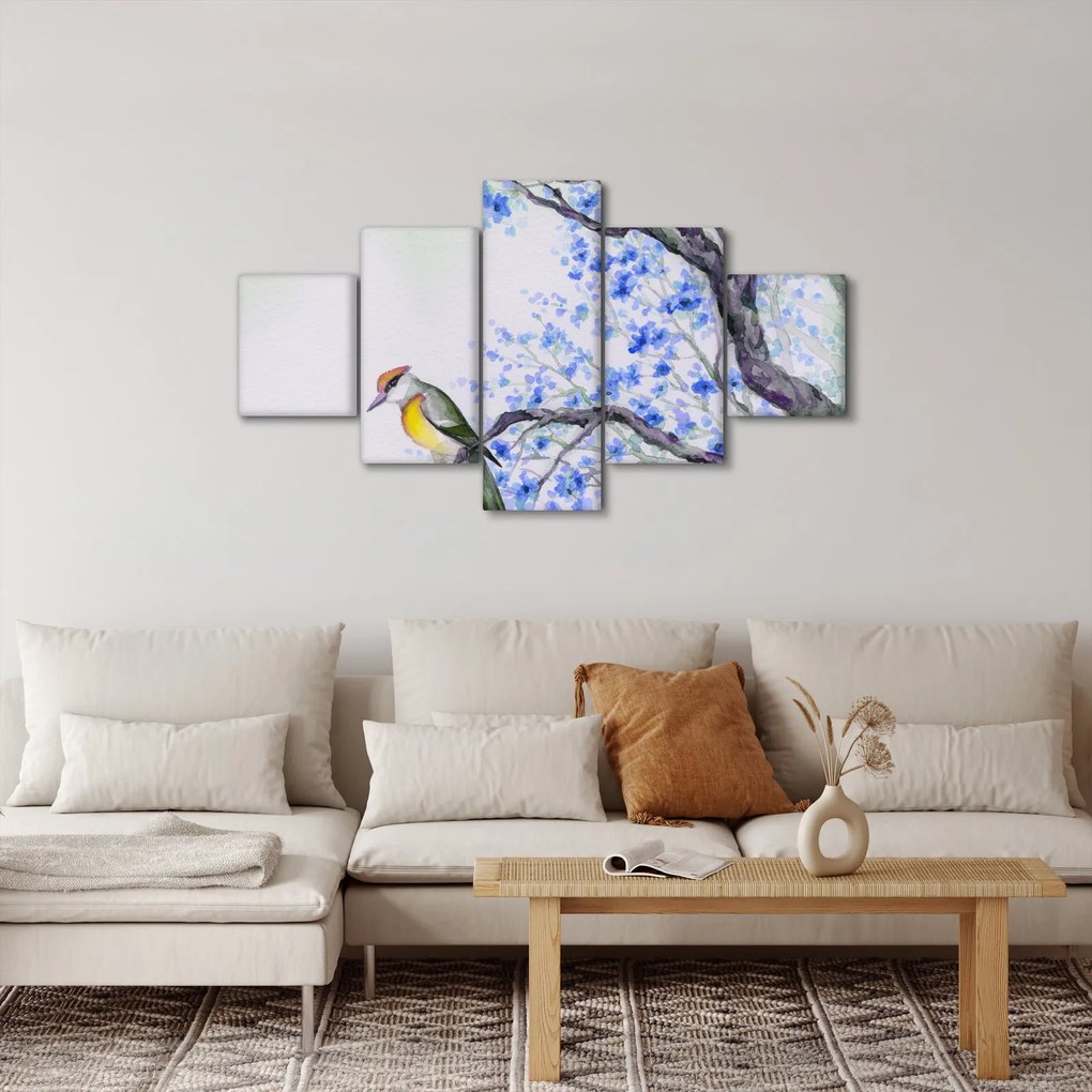 Obraz - ptak na drzewie z niebieskimi kwiatami (125x70 cm)