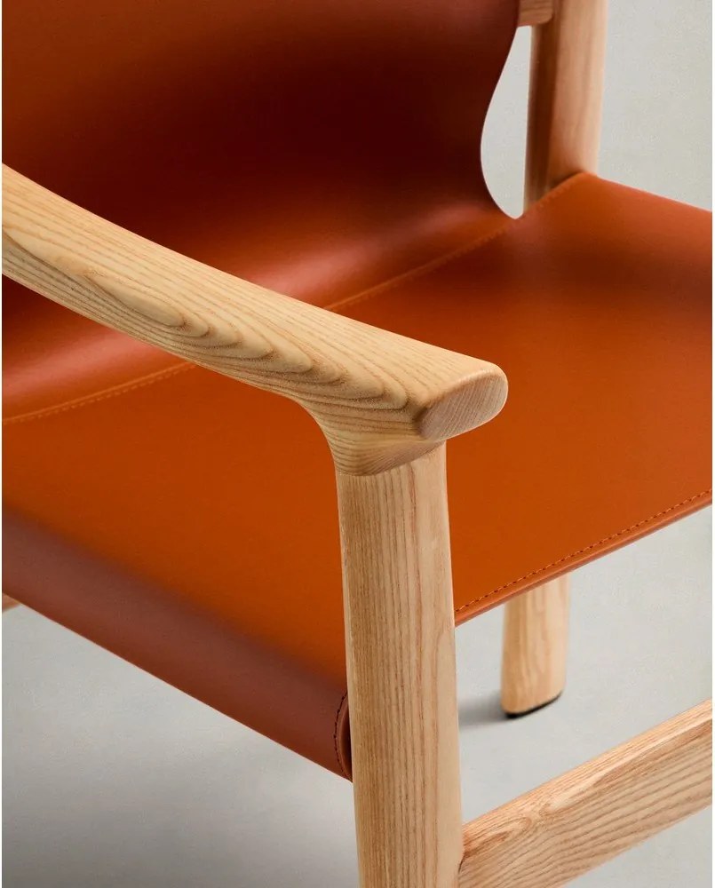 Koniakowe krzesło z litego drewna jesionowego z podłokietnikami Jan – Kave Home