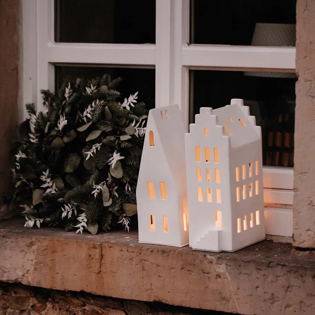 Biały porcelanowy świecznik DOMEK ze spiczastym dachem, duży