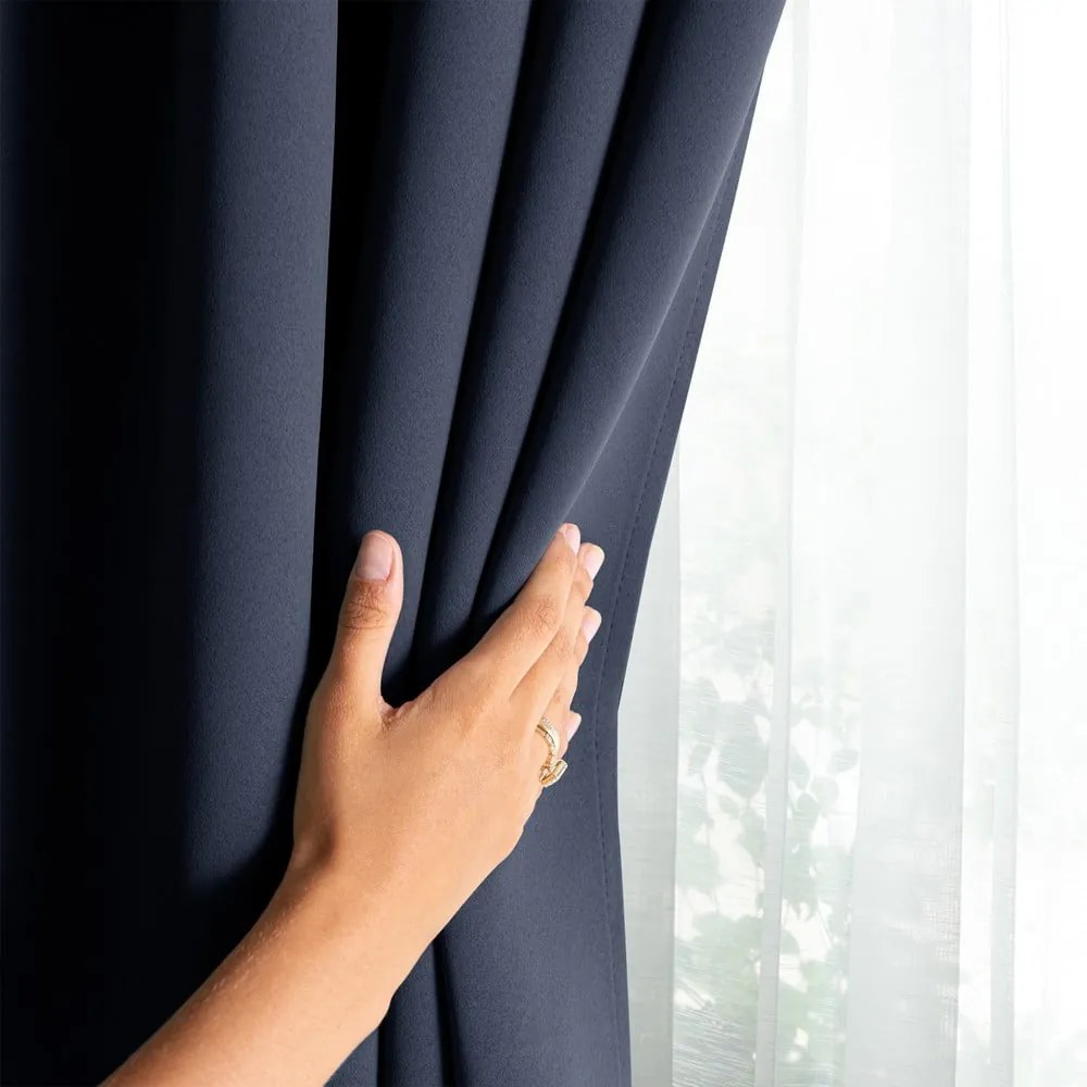 Ciemnoniebieska zasłona zaciemniająca 140x245 cm Eyelets – Restilo