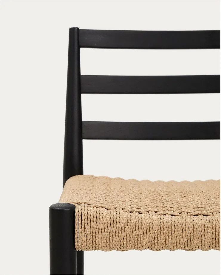 Czarny/w naturalnym kolorze hoker z litego drewna dębowego (wysokość siedziska 65 cm) Analy – Kave Home