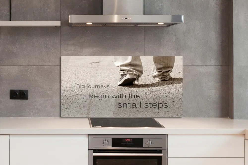 Szklany Panel Napis na Betonie i Buty