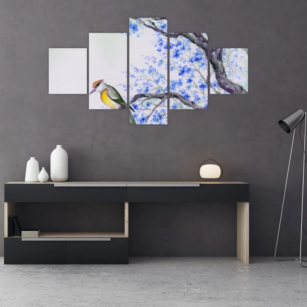 Obraz - ptak na drzewie z niebieskimi kwiatami (125x70 cm)