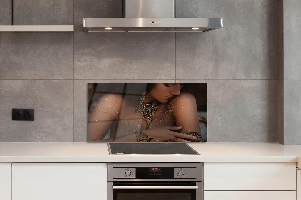 Szklany Panel Kobieta w Ozdobnej Biżuterii