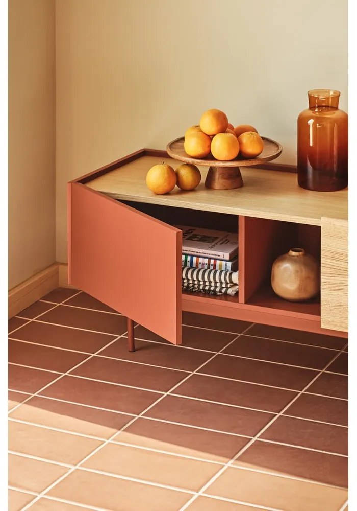 Ceglasto-naturalna szafka pod TV w dekorze dębu 180x45 cm Otto – Teulat