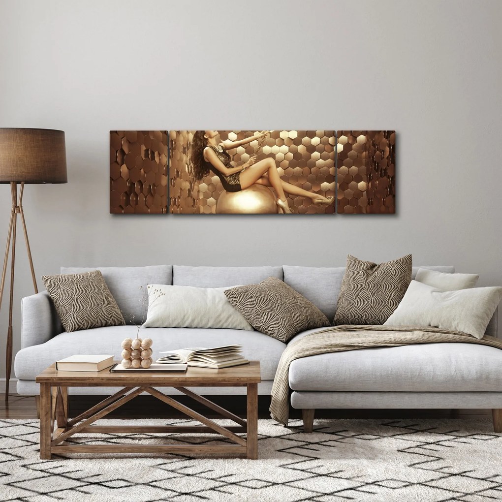 Obraz kobiety w złotym pokoju (170x50 cm)
