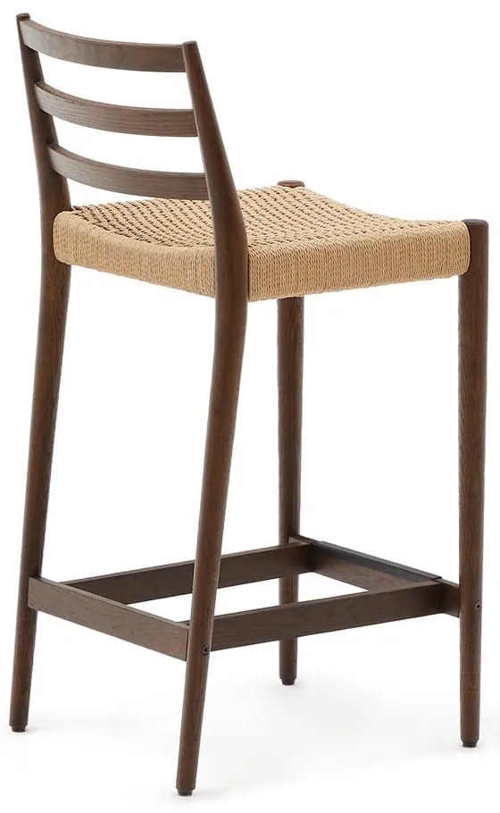 Brązowy/w naturalnym kolorze hoker z litego drewna dębowego (wysokość siedziska 70 cm) Analy – Kave Home