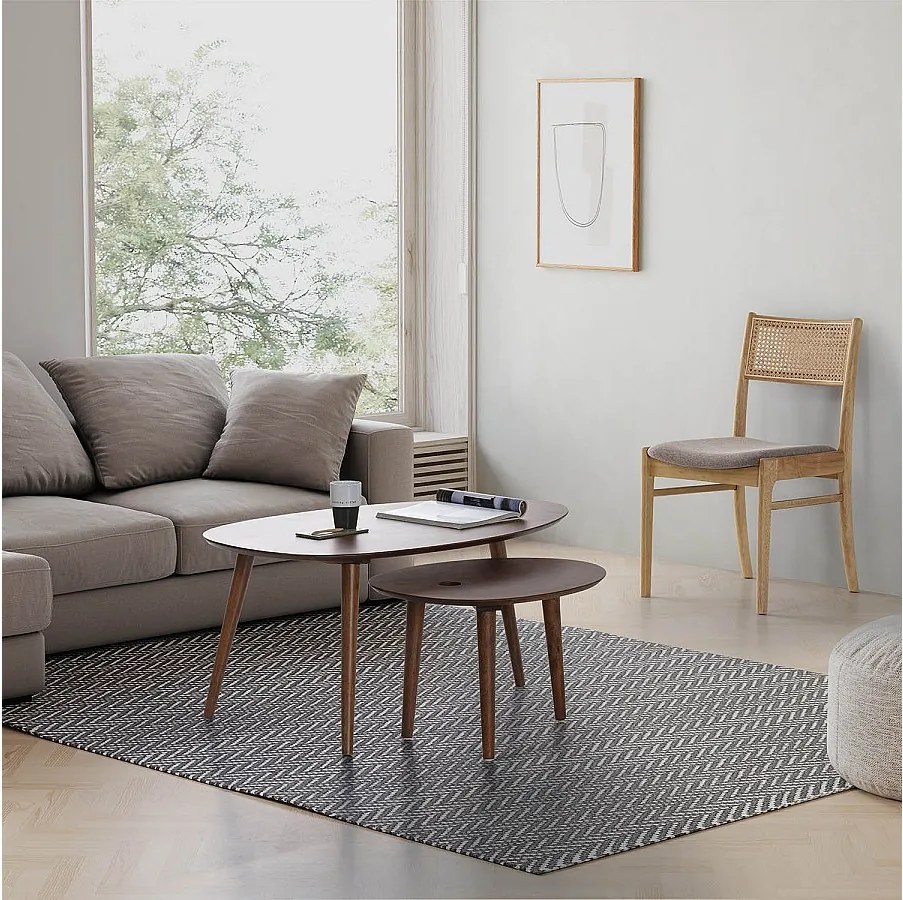 Zestaw dwóch niskich stołów kawowych Eclipse w kolorze orzecha, z litego drewna.