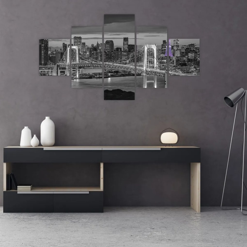Obraz - Duże miasto z fioletową wieżą (125x70 cm)