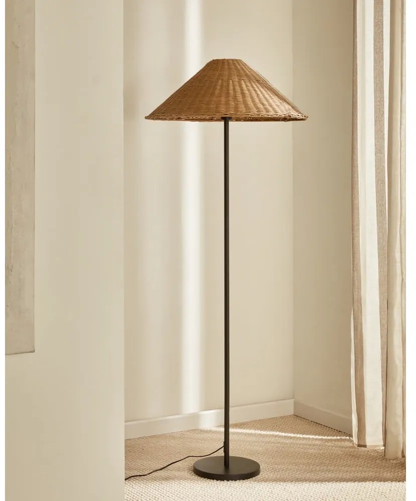 Czarno-naturalna lampa stojąca z rattanowym kloszem (wys. 154 cm) Urania – Kave Home