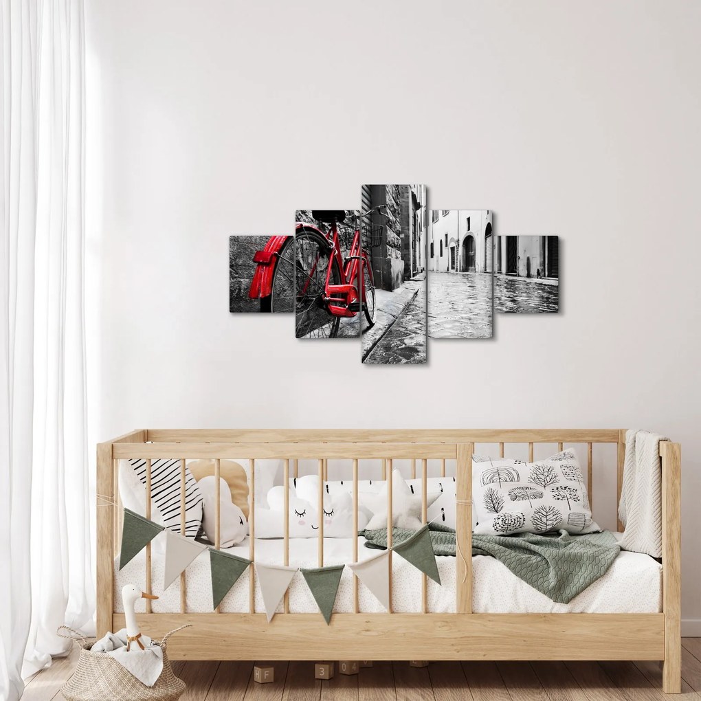 Obraz czerwonego roweru na brukowanej uliczce (125x70 cm)