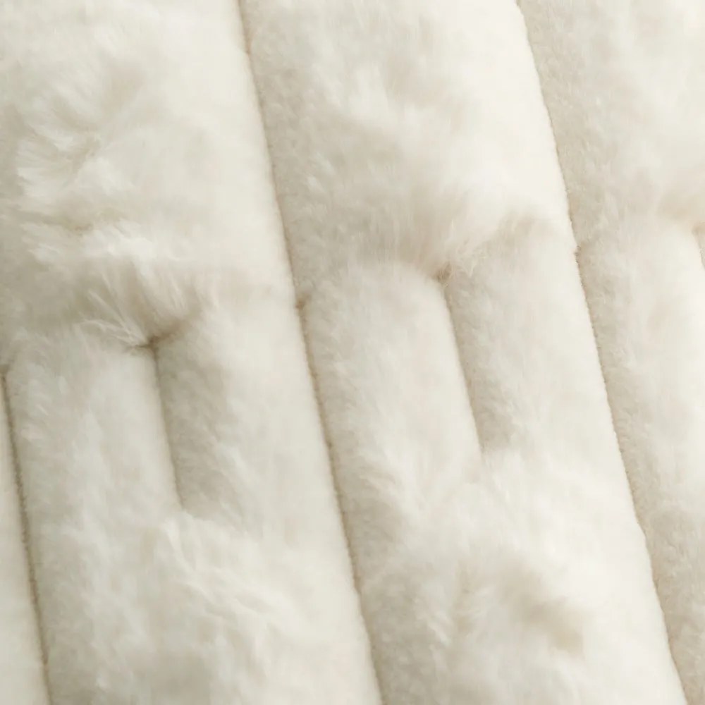 Poduszka dekoracyjna z mikropluszu 50x50 cm Carved Fur – Bianca