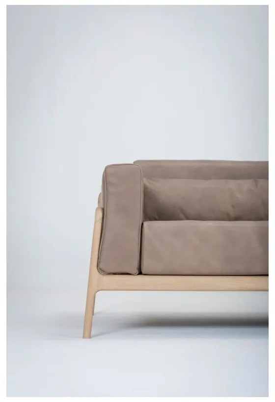 Jasnobrązowa sofa z bawolej skóry z konstrukcją z litego drewna dębowego Gazzda Fawn, 240 cm