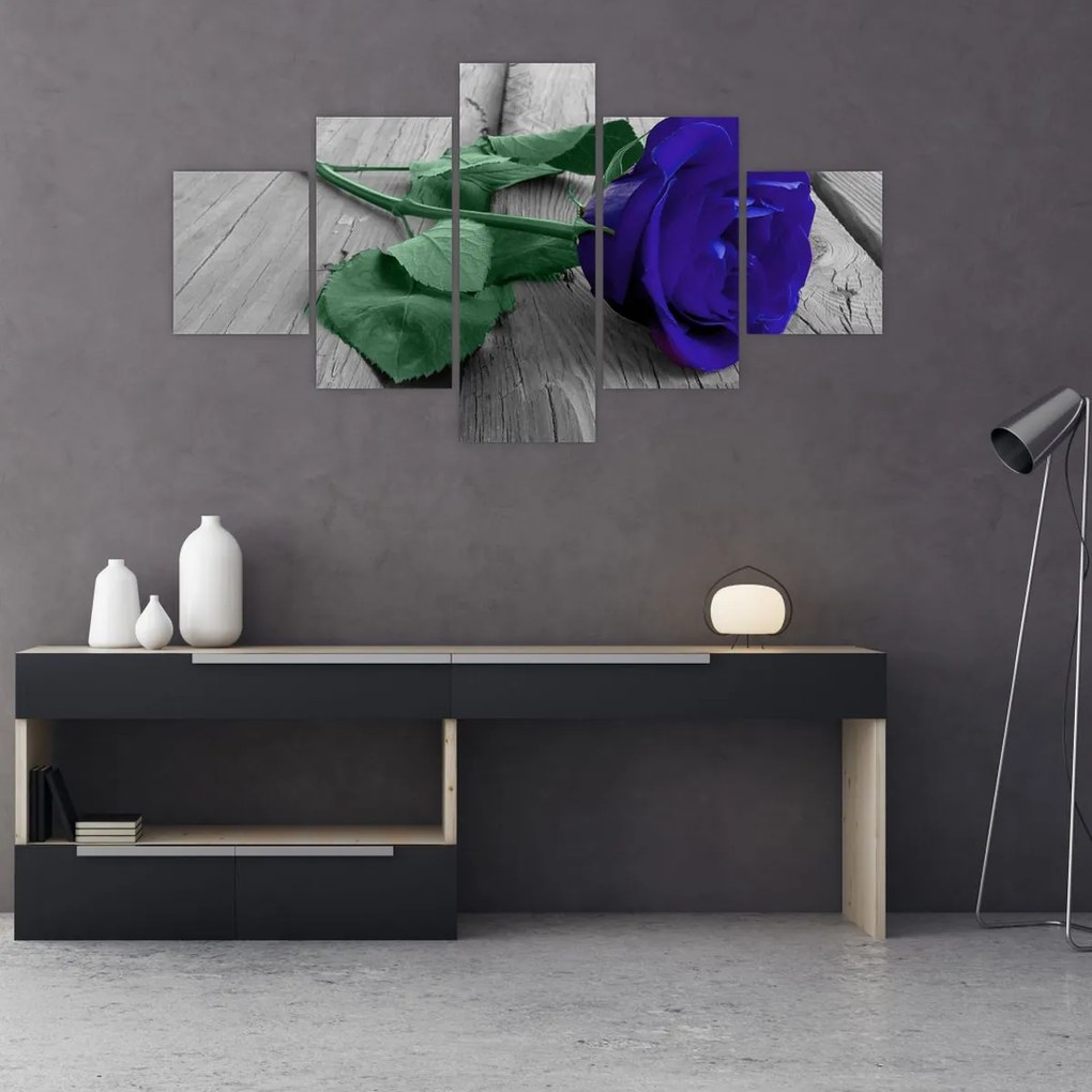 Obraz - Niebieska róża z zieloną łodygą (125x70 cm)
