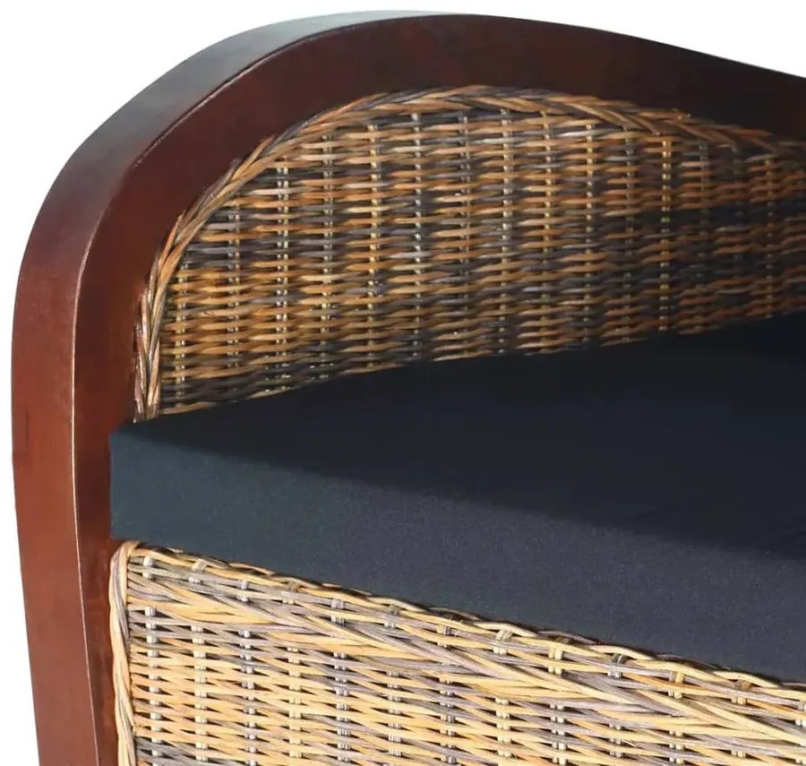 Rattanowy fotel z drewnianymi podłokietnikami R0-N74