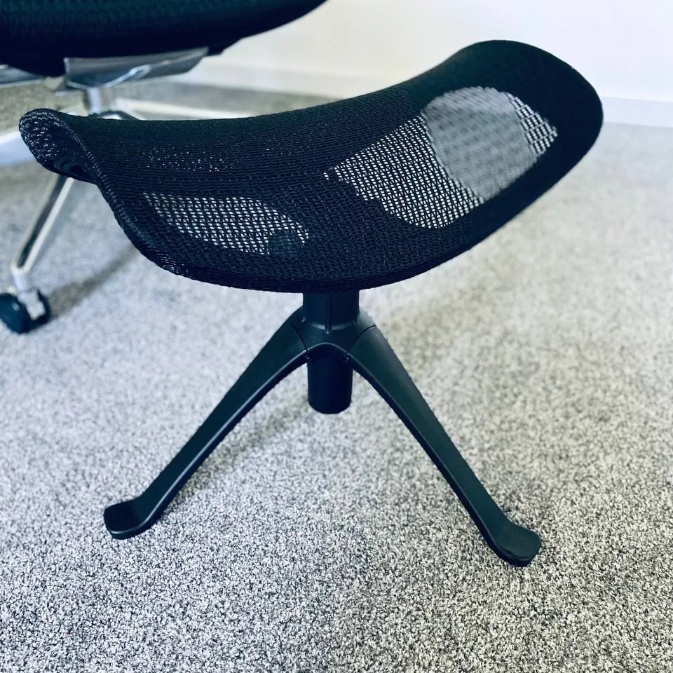 Regulowany podnóżek z siatki do fotela biurowego Ottoman T-01 czarny