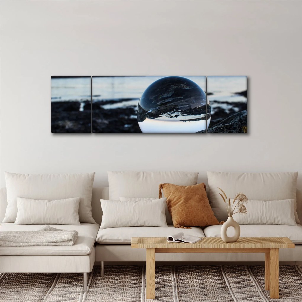 Obraz szklanej kuli na skale (170x50 cm)
