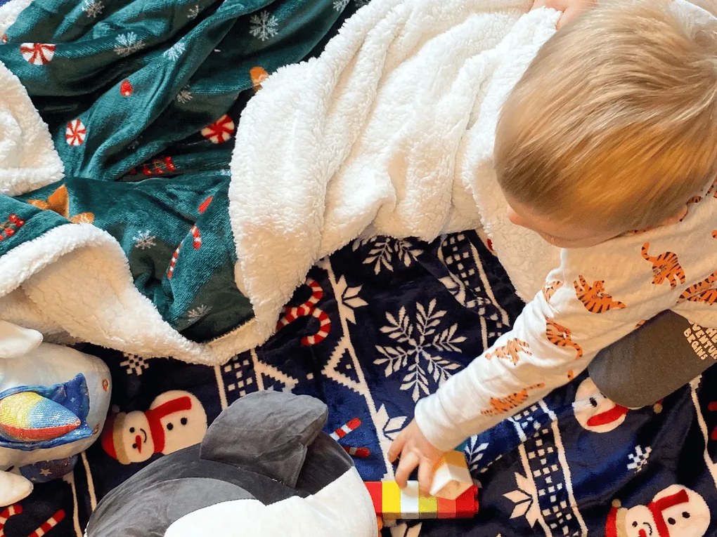 Świąteczny ciemnozielony koc z mikropluszu z barankiem SNOWMAN AND GINGERBREAD Rozmiar: 200 x 220 cm