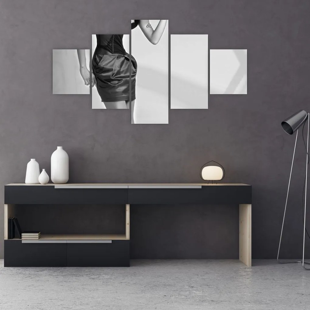 Obraz - Kobieta w krótkiej sukience (125x70 cm)