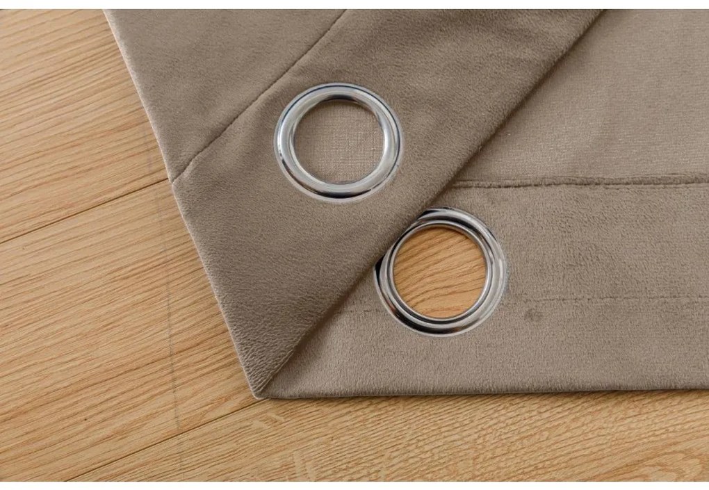 Zasłona zaciemniająca VELVET jasno brązowa 140x250 cm Zawieszanie: Metalowe pierścienie