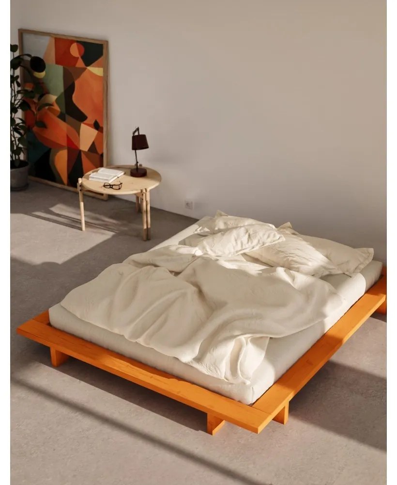 Pomarańczowe łóżko dwuosobowe z litego drewna sosnowego bez zagłówka ze stelażem 140x200 cm Japan – Karup Design