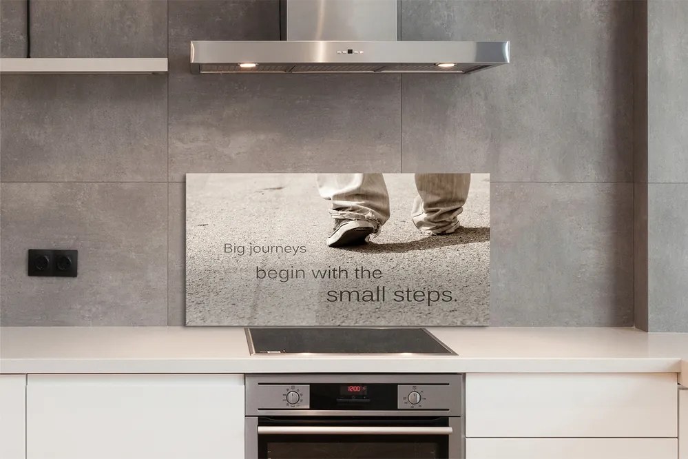 Szklany Panel Napis na Betonie i Buty