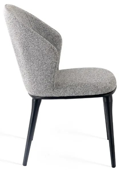 Stylowe krzesło Siena tapicerowane miękką tkaniną w odcieniu szarości. Miękkie siedzisko, zaokrąglone oparcie i metalowe nogi łączą nowoczesny wygląd z wyjątkowym komfortem.