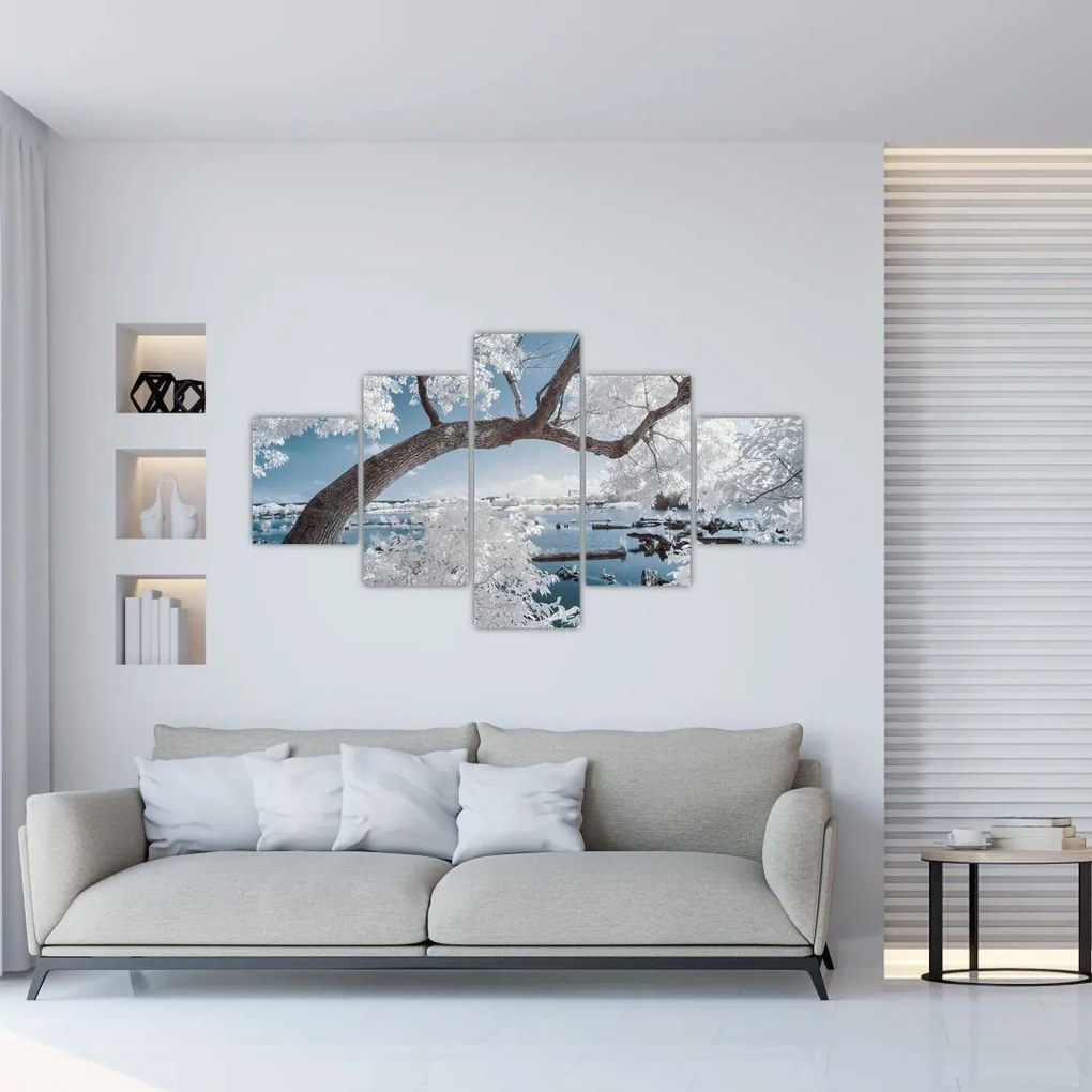 Obraz ośnieżonego drzewa nad wodą (125x70 cm)