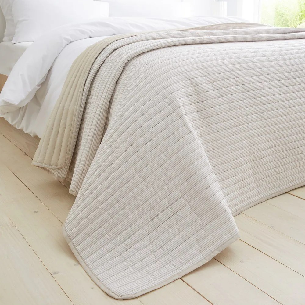 Beżowa narzuta pikowana 220x230 cm Stripe – Catherine Lansfield
