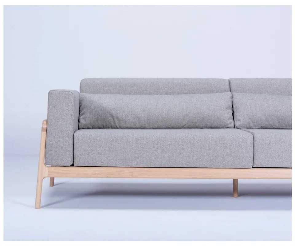 Szara sofa z konstrukcją z litego drewna dębowego Gazzda Fawn Plus, 240 cm