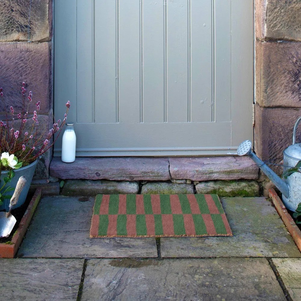 Wycieraczka z włókna kokosowego 40x60 cm Pink &amp; Green Half Stripes – Artsy Doormats