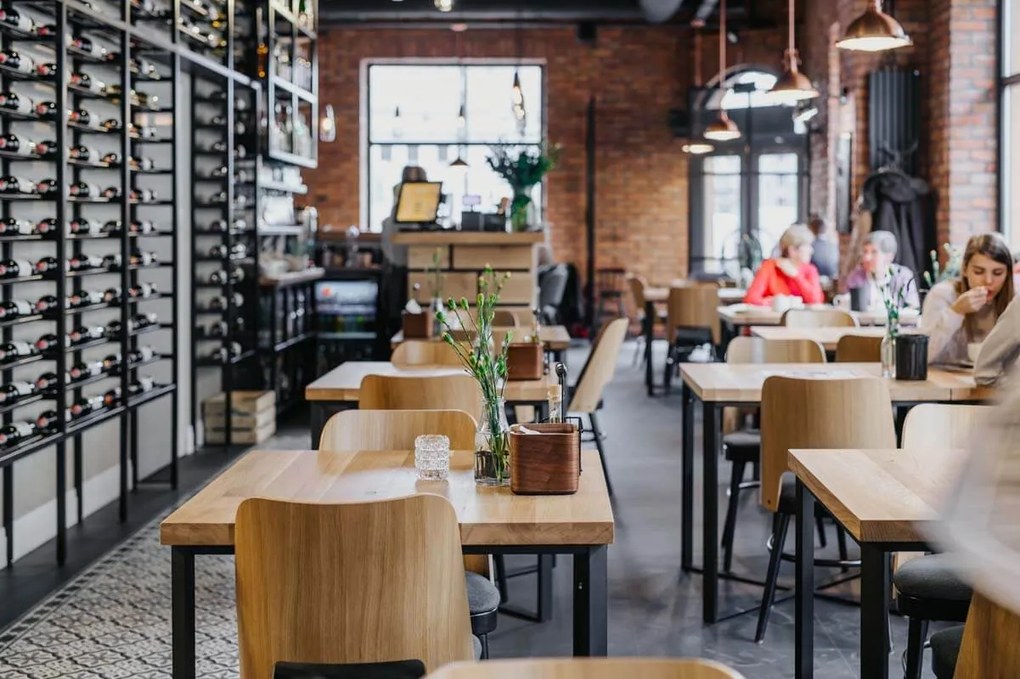 Industrialny stół z blatem z litego drewna Cross 80sq