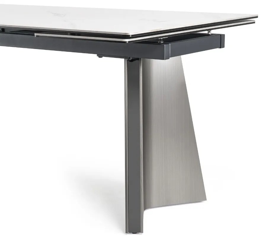 Nowoczesny stół rozkładany Nexus o wymiarach 200(280)×90 cm zachwyca eleganckim blatem z masy ceramicznej i solidną podstawą ze stali szczotkowanej. Styl, trwałość i funkcjonalność w jednym – idealny do jadalni i salonu.