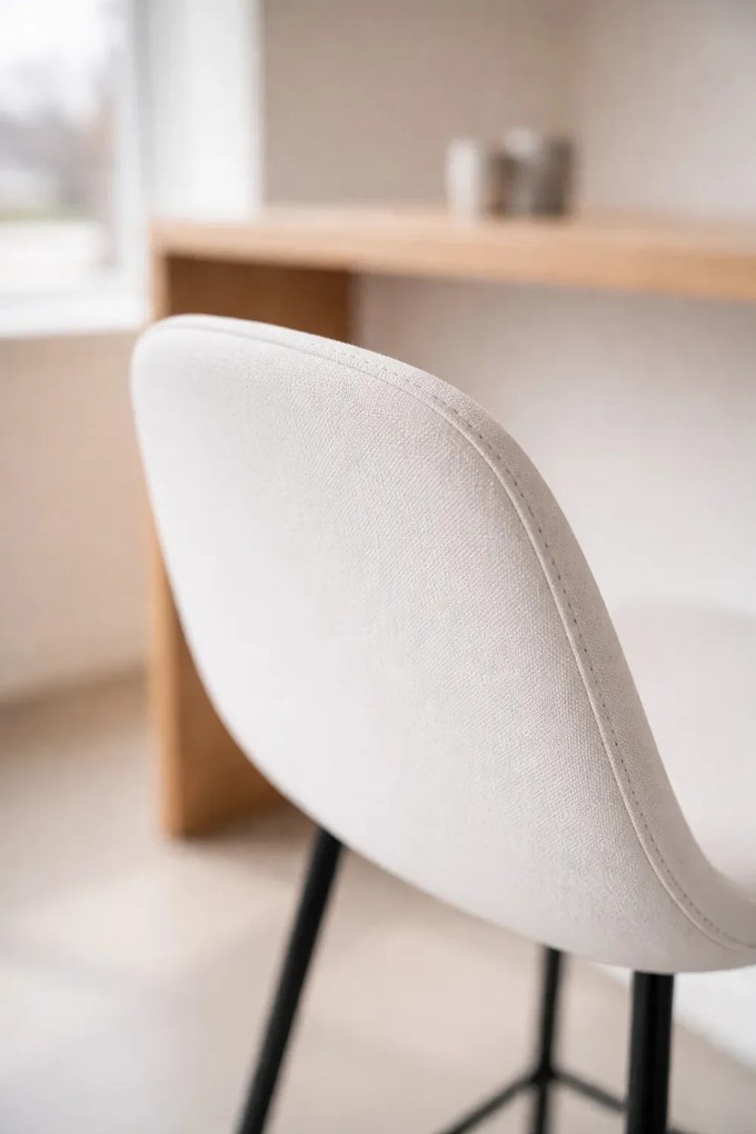 Czarny taboret z tkaniny tekowej