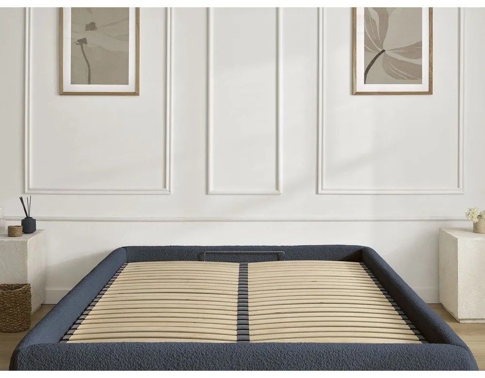 Ciemnoniebieskie tapicerowane łóżko dwuosobowe bez zagłówka ze schowkiem i stelażem 160x200 cm Inera – Bobochic Paris