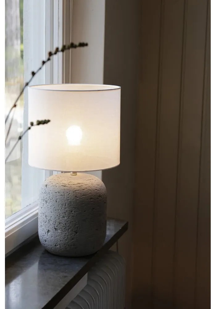 Szara lampa stołowa z tekstylnym kloszem (wysokość 44 cm) Montagna – Markslöjd