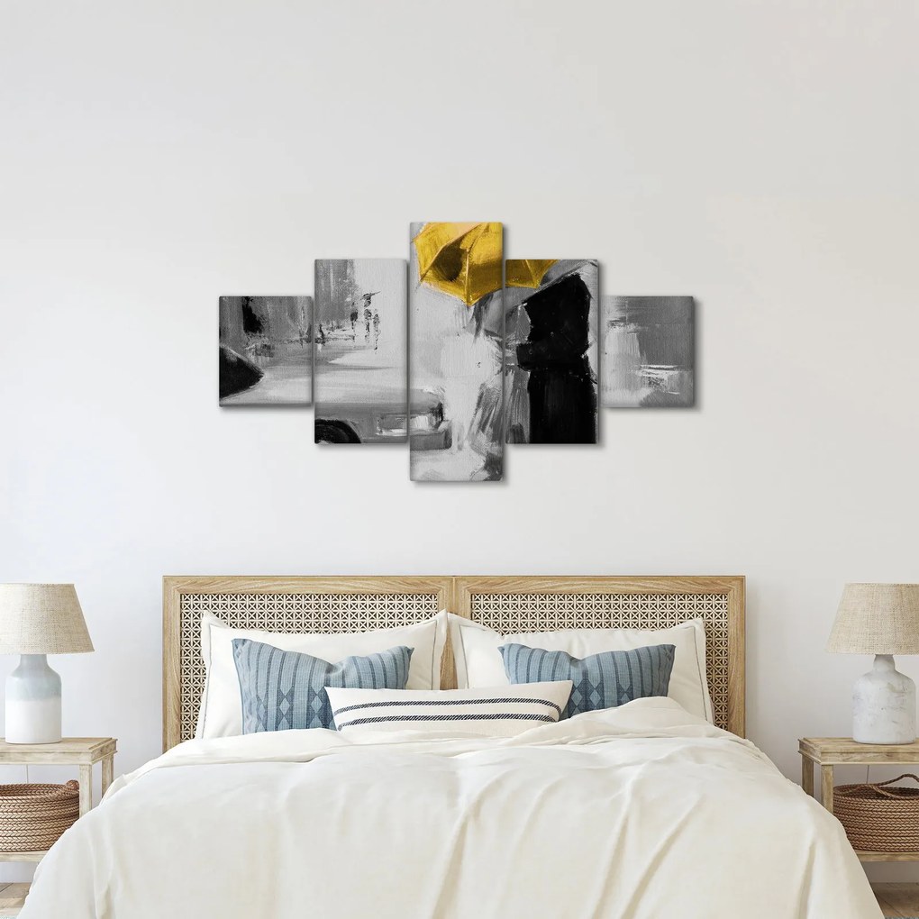 Obraz - Zakochana para pod parasolem, żółty (125x70 cm)