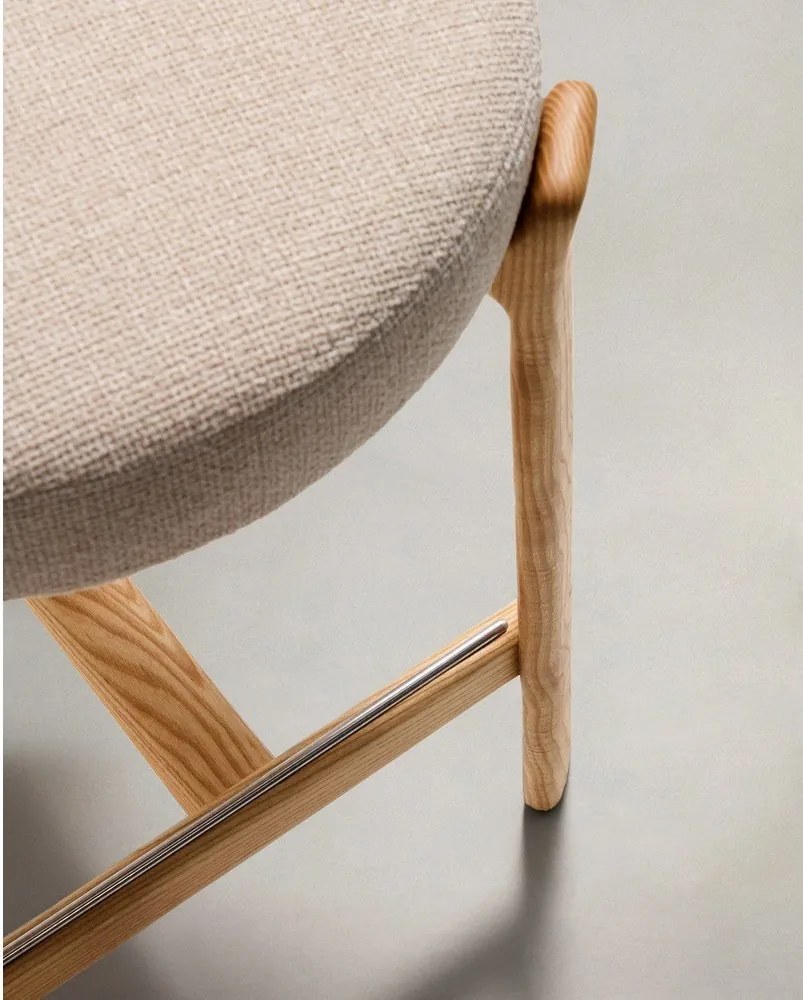 Beżowo-naturalny hoker z litego drewna jesionowego (wysokość siedziska 65 cm) Granite – Kave Home