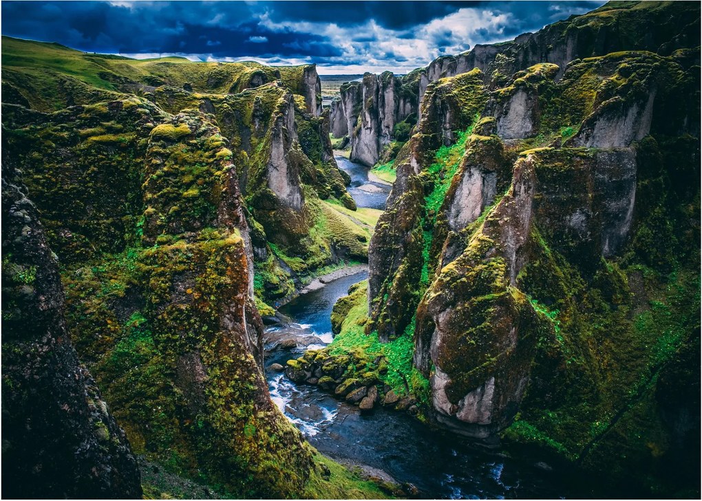 Obraz na szkle - Rzeka w skalistej dolinie (70x50 cm)